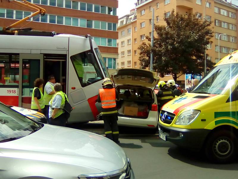 Nehoda tramvaje a auta v brněnské Lidické ulici.