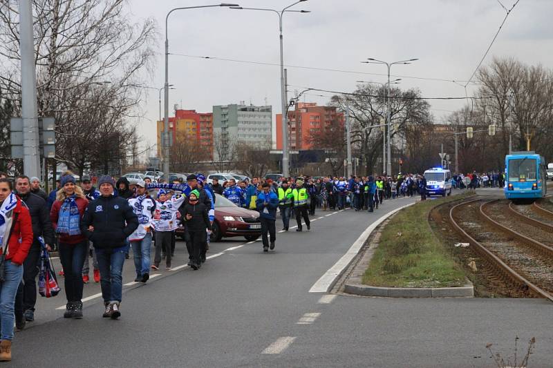 Kometa expres vyjel do Vítkovic. Veze tisíc fanoušků v patnácti vagonech.