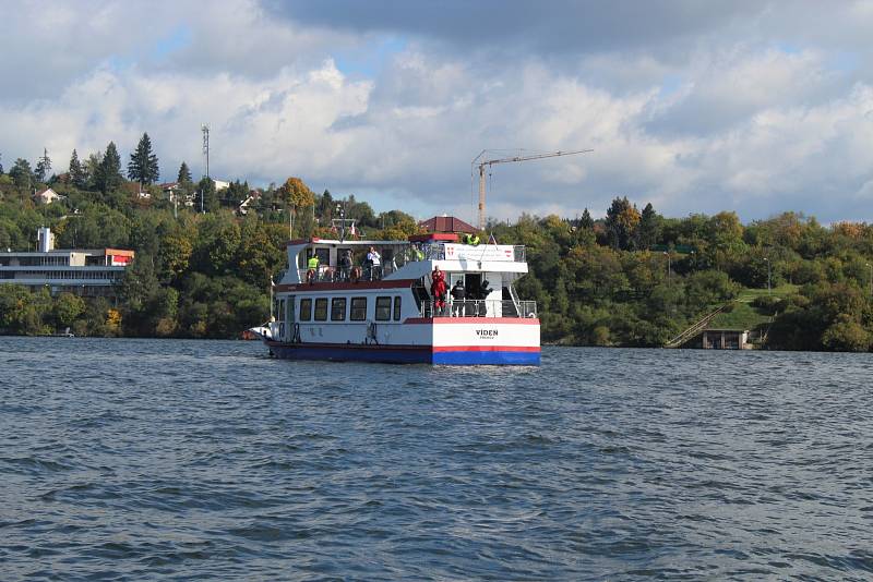 Zásah proti ozbrojeným výtržníkům na lodi trénovali v pondělí na Brněnské přehradě strážníci. Jednalo se o historicky první cvičení, do kterého zároveň zapojili psovody, poříční i pořádkovou jednotku městské policie.