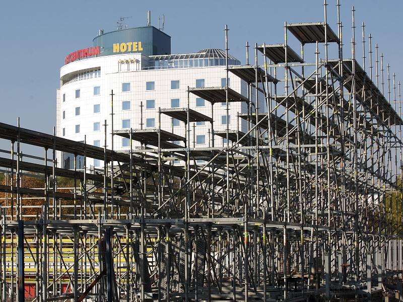 Hokej patří za Lužánky. Dřív jen heslo, brzy už zase realita. Vzpomínky na nejlepší léta Komety ožívají. Na místě, kde stál zimní stadion, dělníci už staví tribuny, které mají pojmout až 19 tisíc diváků při lednových utkáních pod otevřeným nebem.