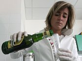 Prověrka jednoho vzorku alkoholu trvá necelou půlhodinu. V laboratoři v bohunickém kampusu zatím otestovali patnáct lahví alkoholu. Dvacet lidí se objednalo na příští týden.