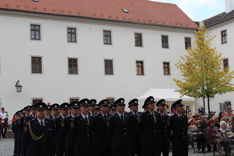 Předávání medailí hasičům.