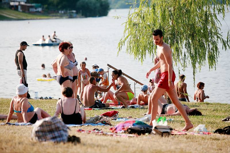 Tisíce lidí zaplnily o víkendu a o pondělním svátku Brněnskou přehradu, kde hledaly stín i osvěžení v parných letních dnech. 