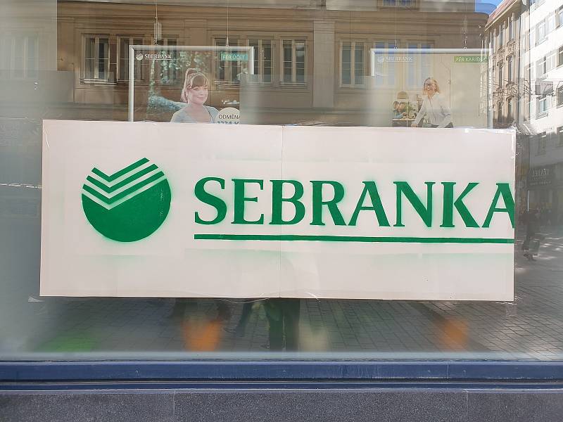 Nápis Sebranka ve výloze banky Sberbank v Panské ulici v centru Brna.