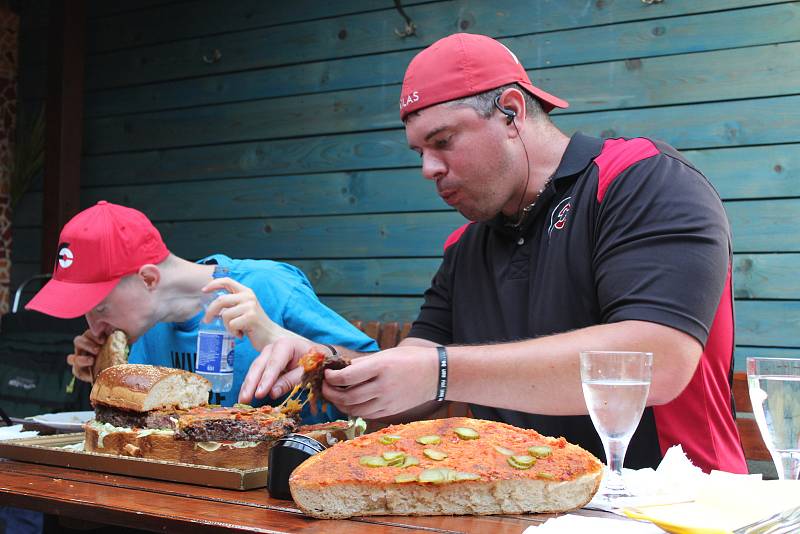 Rekordních dvaačtyřicet minut trvalo dvojici jedlíků překonat sedm a půl kilový burger z brněnského Pablo Escobaru.