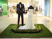 Načerpat svatební inspiraci vyrazily budoucí nevěsty do Nákupního centra v Králově Poli. Od čtvrtka na chodbách mezi obchody narazí na bohatě zdobené svatební šaty.