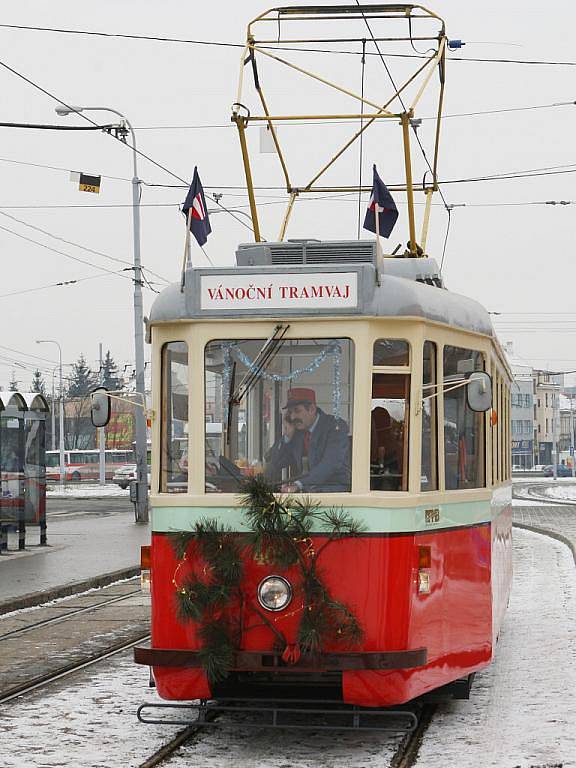 Vánoční tramvaj se skauty a Betlémským světlem.