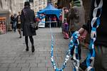 V centru Brna vytvořili lidé rekordně dlouhý řetěz z papírových pásek.