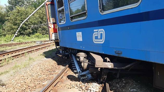 Rychlík směřující z Havlíčkova Brodu ve čtvrtek ráno ve stanici Tišnov na Brněnsku vykolejil.