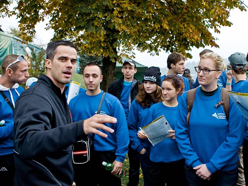 Ředitel Triexpert Vokolo príglu Petr Božek (v černém) udílí pokyny dobrovolníkům před startem závodu.