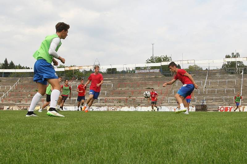 Za Lužánkami trénovali nadaní fotbalisté mladšího a staršího dorostu Zbrojovky.