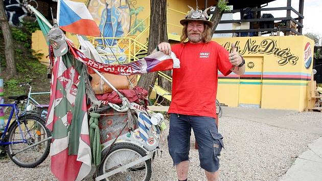 Padesátiletý Michael Bensch cestuje na kole po Evropě.