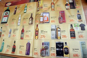Alkoholické nápoje v nabídce tuzemských maloobchodních řetězců. Ilustrační foto.