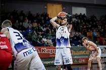 Brněnští basketbalisté (v bílém) ve finále poháru nestačili na Děčín.