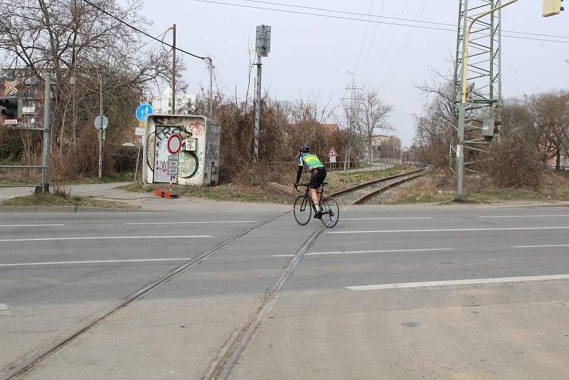 Dlouhodobě problematické je rozdělení cyklostezky frekventovanou silnicí v Hladíkově ulici. Cyklisté zde často přejíždějí mimo přechod a riskují. Vše by měl vyřešit nový podchod.