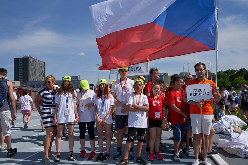 Letní evropské hry handicapované mládeže Emil Open začaly ve středu slavnostním zahajovacím ceremoniálem, na němž nechyběl průvod vlajkonošů, pochod bubeníků centrem Brna ani tradiční benefiční show Jana Krause Z očí do očí.