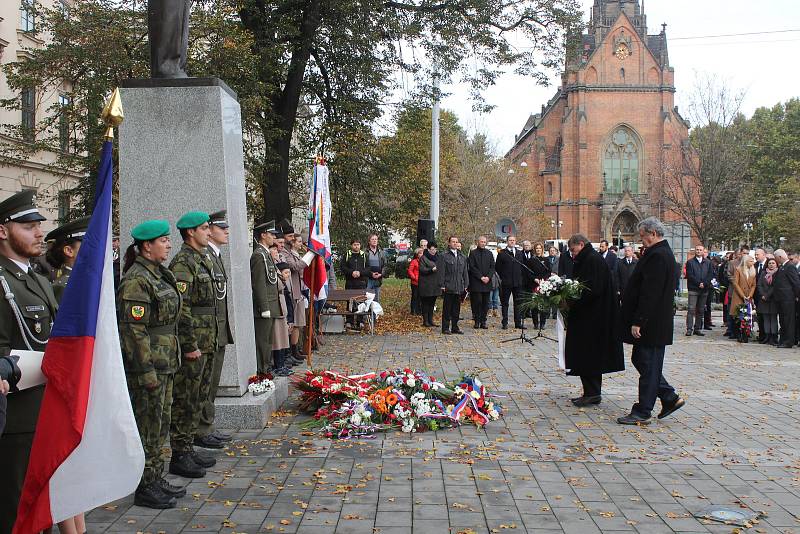 Položením věnců k soše prezidenta Masaryka si lidé v Brně připomněli vznik Československa.