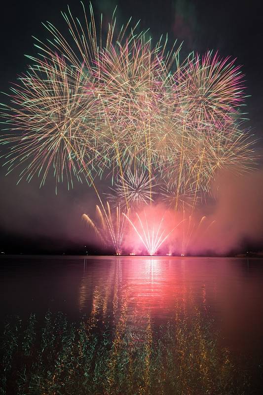 Úvodní i závěrečný ohňostroj letošní jubilejní pětadvacáté světové přehlídky uměleckých ohňostrojů nad brněnskou přehradou.