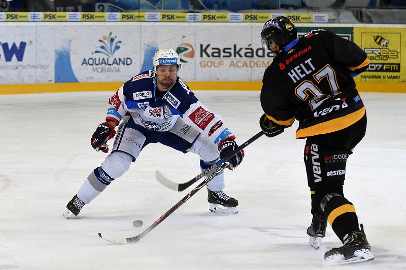 Domácí HC Kometa Brno v bílém (Ondřej Němec) proti HC Litvínov (Filip Helt).