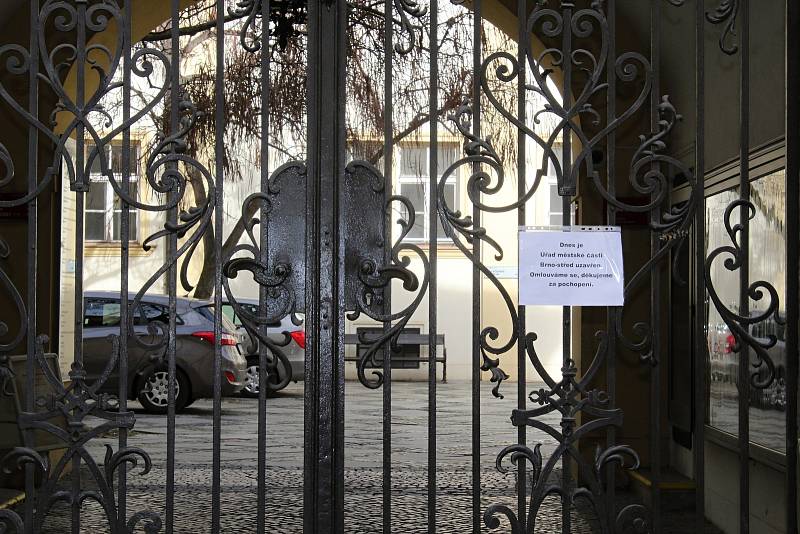 Policisté z Národní centrály proti organizovanému zločinu jak zasahují na radnici Brna-středu.