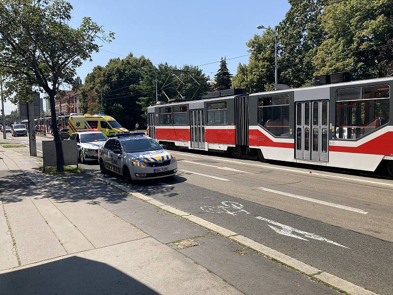 Ve čtvrtek kolem poledne zkomplikovala dopravní nehoda na Vídeňské ulici tramvajovou dopravu.