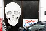 Na vratech od garáže Divadla Husy na provázku se objevilo graffiti o Zemanovi.