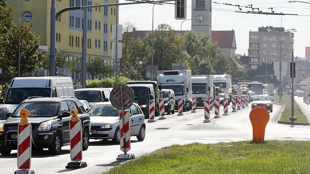 Kolona aut na Staré osadě v Brně.