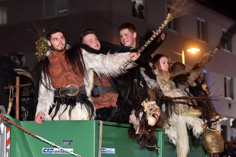 Křik dětí, řinčení zvonců a chlupaté postavy s hrozivými maskami a rohy. Židlochovicemi na Brněnsku se v sobotu večer proháněla osmdesátka rakouských čertů, takzvaných krampusů.