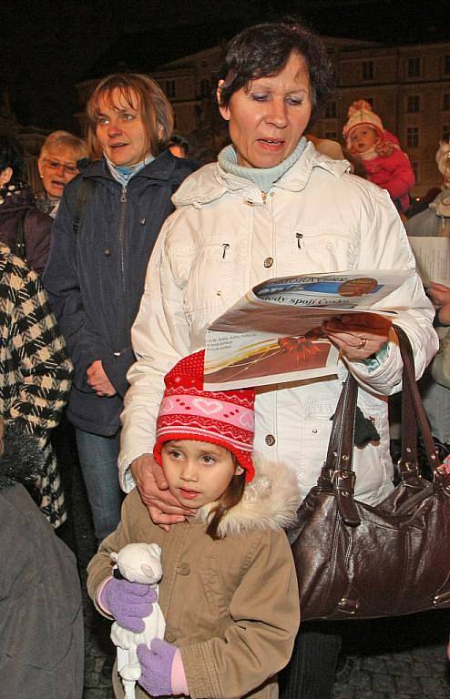 Česko zpívá koledy. Na Zelném trhu si Brňané společně s Deníkem zazpívali koledy Nesem vám noviny, Narodil se Kristus Pán a Půjdem spolu do Betléma.