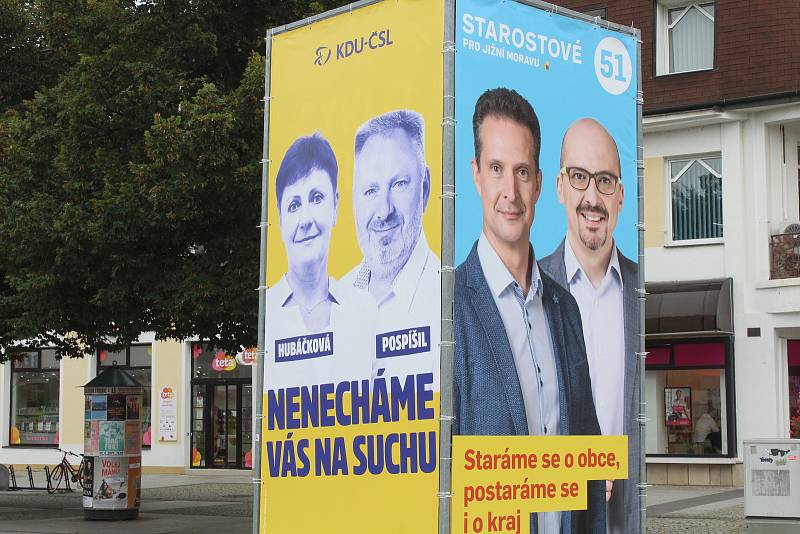 Předvolební kampaň v centru Hodonína před krajskými volbami.