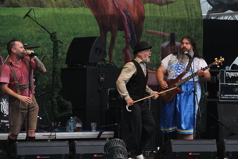 Lidé si při festivalu Hrady.cz k hradu Veveří přijeli poslechnout oblíbené kapely.