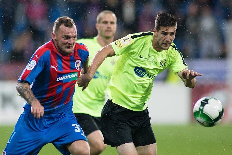 Plzeň - Zápas třetího kola MOL Cupu mezi Viktoria Plzeň a SFC Opava 5. října 2017. Jakub Řezníček - p, Marko Radič - o