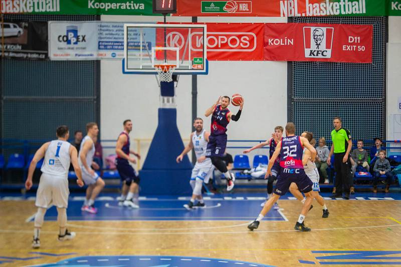 Brněnští basketbalisté (v tmavém) zvládli bitvu v Kolíně, vyhráli 92:81.