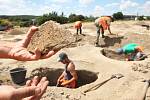 Stovky keramických úlomků a desítky hrobů se zatím podařilo odhalit archeologům na poli poblíž Modřic na Brněnsku. 