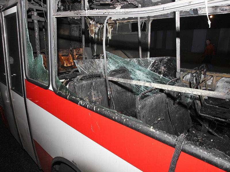 Autobus dopravního podniku se dvěma cestujícími naboural a začal hořet.