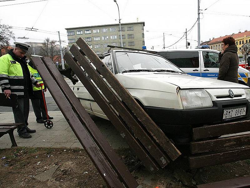 Štěstí v neštěstí měli v pondělí ráno lidé, kteří na Mendlově náměstí čekali na autobus linky 44. Na zastávku totiž najelo osobní auto. Při nehodě se ale naštěstí nikomu nic nestalo.