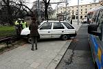 Štěstí v neštěstí měli v pondělí ráno lidé, kteří na Mendlově náměstí čekali na autobus linky 44. Na zastávku totiž najelo osobní auto. Při nehodě se ale naštěstí nikomu nic nestalo.