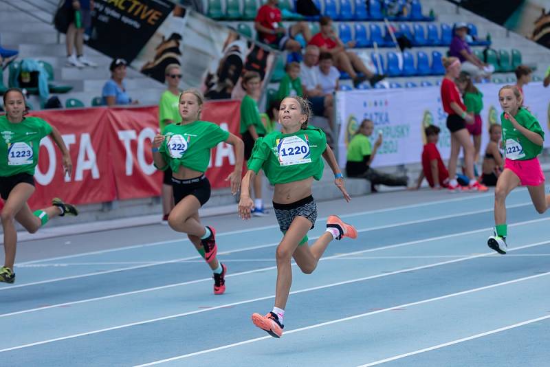 Mladí sportovci v Brně oblékli trička barev olympijských kruhů a soutěžili v desátém republikovém finále Odznaku všestrannosti.