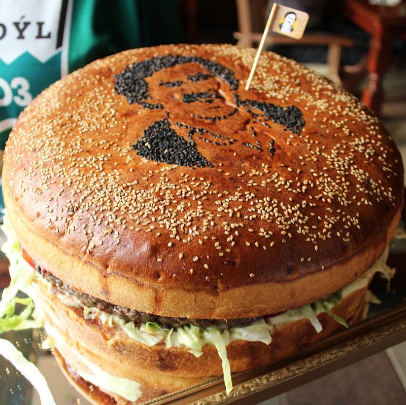 Rekordních dvaačtyřicet minut trvalo dvojici jedlíků překonat sedm a půl kilový burger z brněnského Pablo Escobaru.