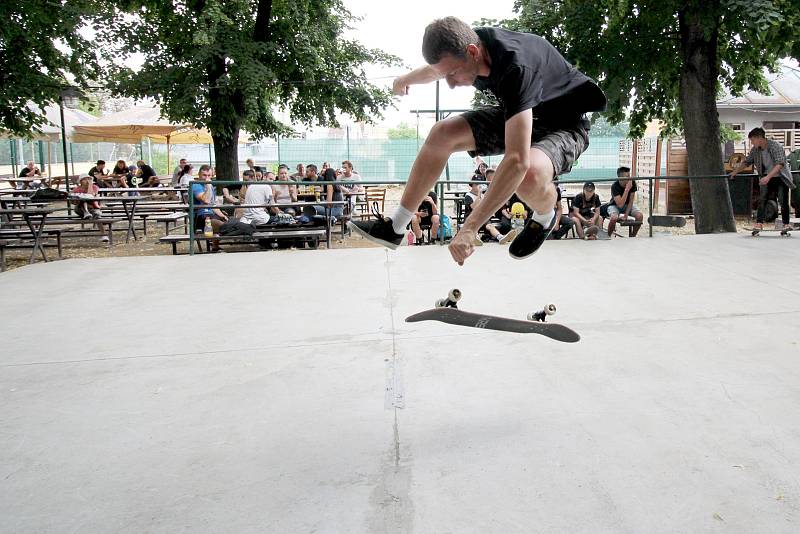 Sedmý ročník Statek Skate Contestu přilákal v sobotu na známou znojemskou pivní zahrádku Na Statku dvě desítky borců, kteří za doprovodu hudby předváděli show.