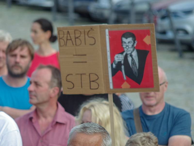 Na podporu požadavků spolku Miion chvilek pro demokracii a proti premiérovi Andrej Babišovi se na demonstraci ve Znojmě na Masarykově náměstí sešly v úterý přes dvě stovky lidí.