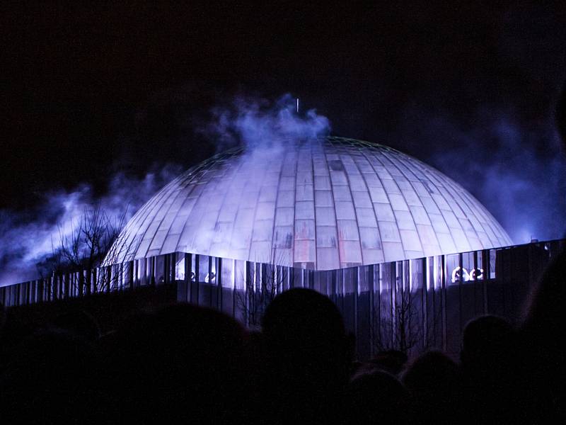 Přistává UFO. Raketa odlétá do kosmu. Plujeme ve vesmíru. Všechny tyto pocity mohli prožívat lidé v úterý při pohledu na brněnskou hvězdárnu. Specialisté na nich spustili světelné představení, takzvaný videomapping. 