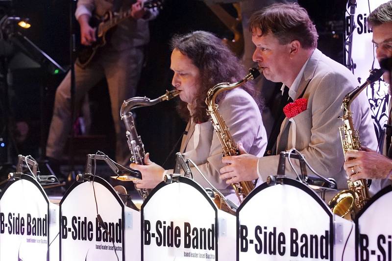 Uskupení B Side Band vedené Josefem Buchtou Brnu opět zahrálo v propojení s hercem a hudebníkem Vojtěchem Dykem, a to v sobotu večer v Sonocentru.