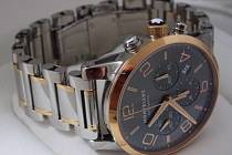 Ztracené ručičkové kovové hodinky se zlatou lunetou a zdobením na pásku od renomované švýcarské značky Mont Blanc, model 107321, výrobní číslo BB323 906.