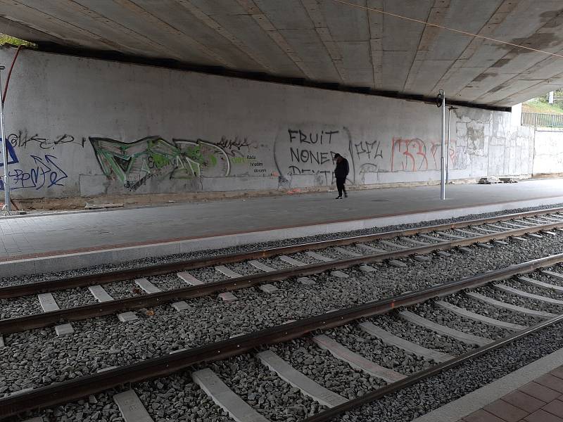 Přístřešek brněnské tramvajové zastávky Osová pod mostem zmizel.