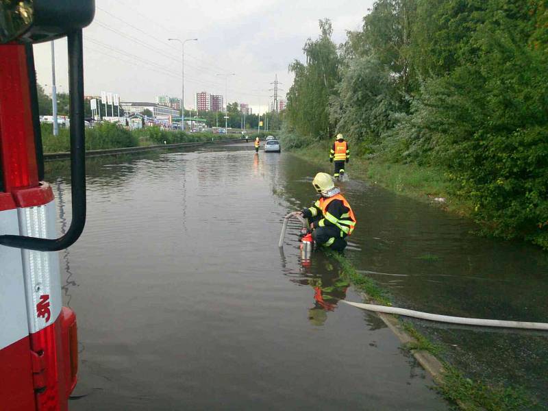 Dopravu v městě Brně zkomplikovaly silné pondělní deště. K nejvíce problémům vyjížděli hasiči do městských částí na východě města. Zasahovali ale také na desítkách míst po celé jižní Moravě.