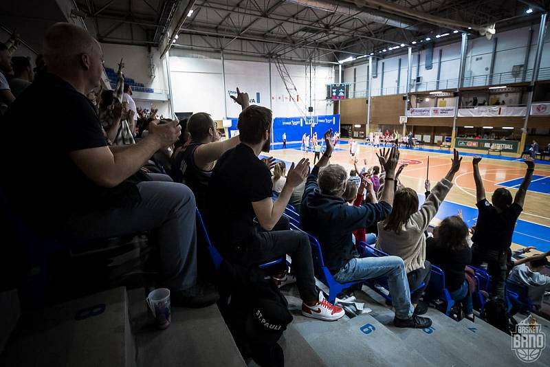 Brněnští basketbalisté (v bílém) před víc než tisíci diváky porazili Pardubice 83:71.