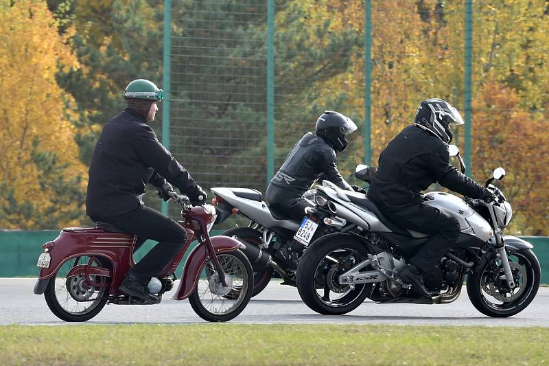 Fanoušci motorsportu v pátek po poledni již popáté uctili tragicky zesnulého italského závodníka Marca Simoncelliho. Na dráhu brněnského Masarykova okruhu vyjely stovky motorek různých značek, typů i stáří.