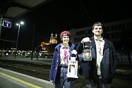 Už po čtyřiatřicáté přivezli v sobotu před třetí neděli adventní skauti Betlémské světlo vlakem z Vídně na brněnské hlavní nádraží