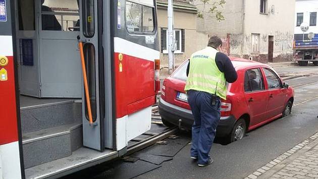 Další řidič zapadl s autem v kolejišti v úseku Tržní – Životského.